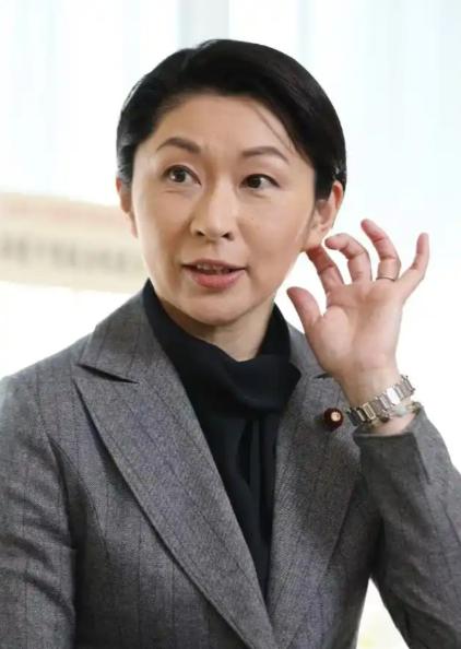 日本共同社12月2日报道，今天日本政坛“铁娘子”小渊优子去拜会了中国驻日本大使吴