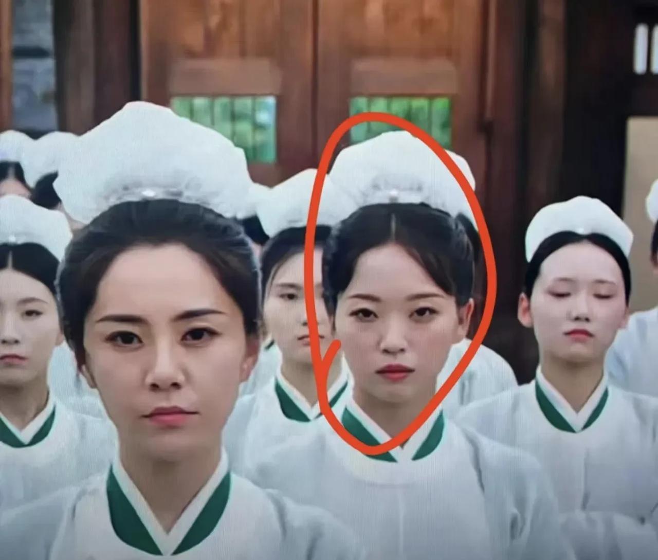 短剧演员为什么不愿意演长剧，说白了就是因为胜任不了呗。因为他们的颜值和演技只能