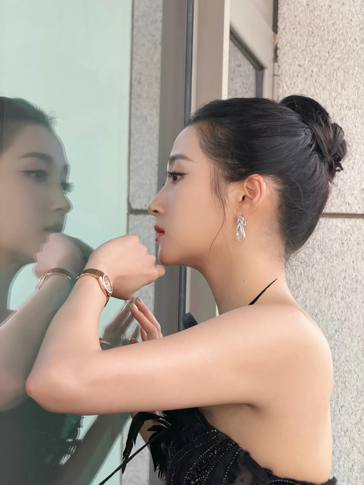 关晓彤人间贵气大小姐，肩颈线条绝了​​​