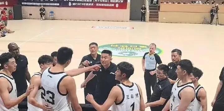 杜峰估计也吓坏了，他万万没想到徐昕敢当众用手指着他，表达心中的不满！其实广东队应