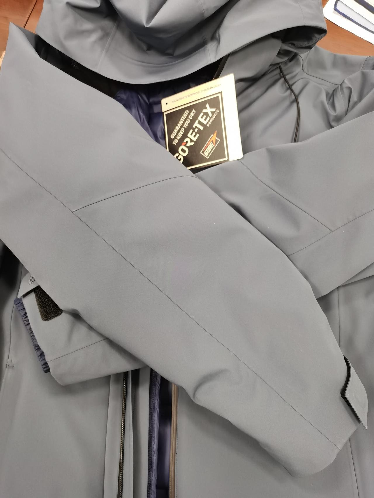 单位发劳保服了，单价1200元，鹅绒内胆，也不知是什么牌子。从未买过这么贵的冲锋