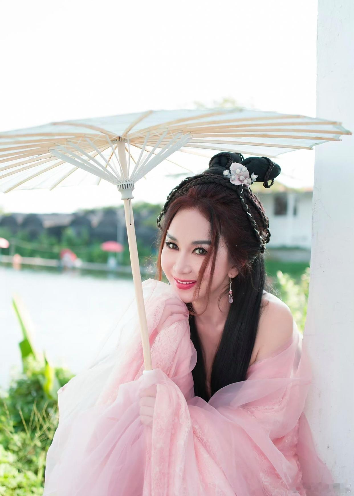 温碧霞重扮妲己形象，几十年过去了居然一点变化都没有，真是多亏了万能又无所不能的P