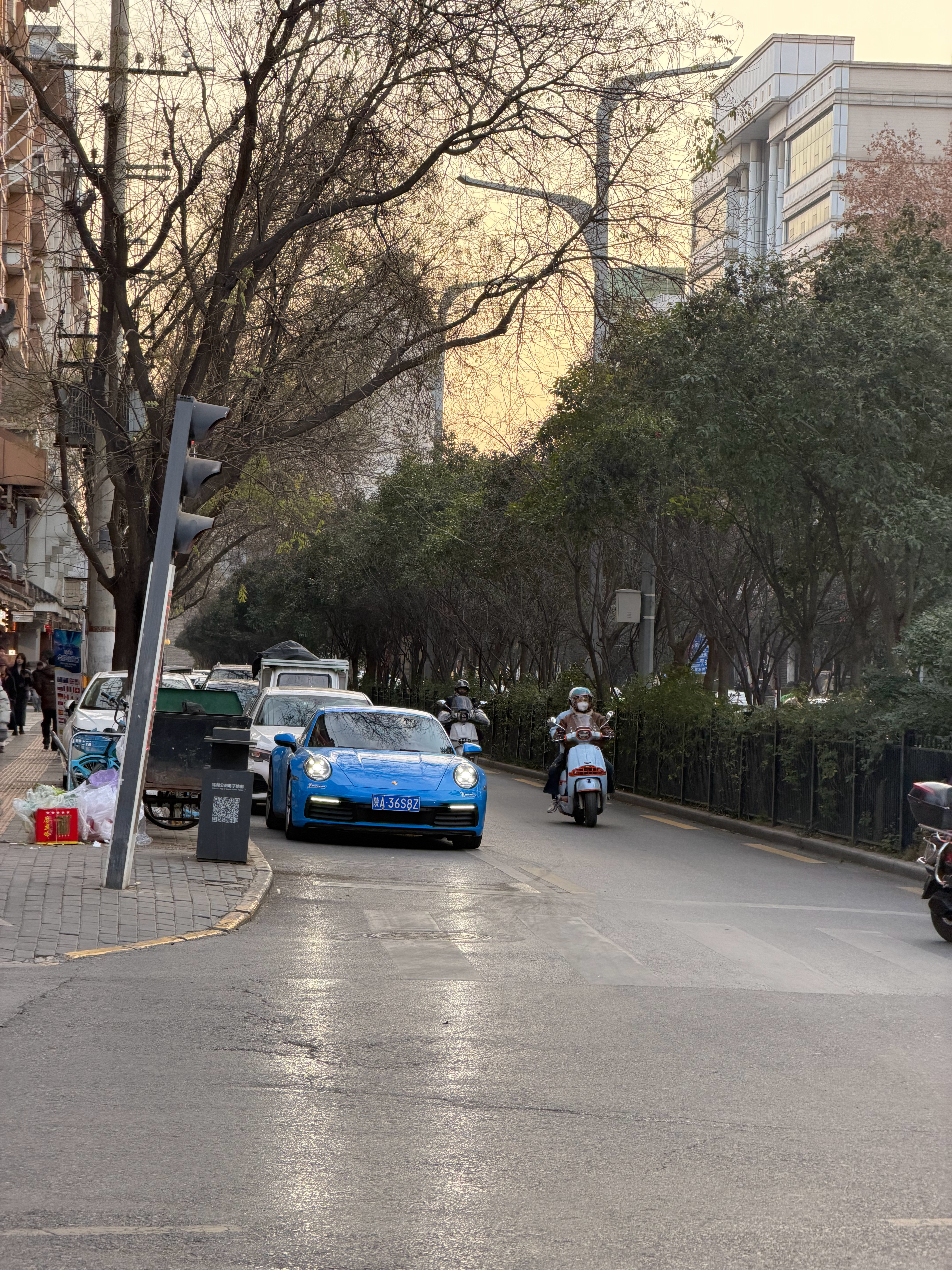 看到一辆很熟悉颜色的保时捷……该说不说确实还挺好看的好像有点像卡布里蓝，大马路上