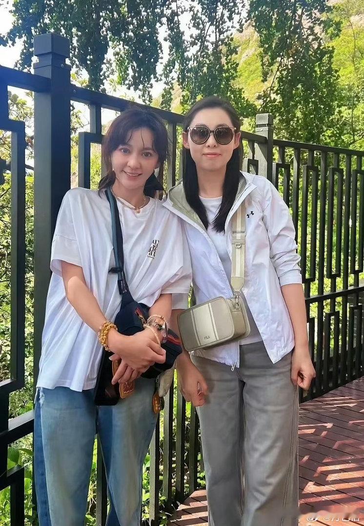 陈意涵爬山被网友偶遇，当年的“元气少女”，依然明媚漂亮，保养得真好。44岁的她，穿着一件宽松的T恤搭