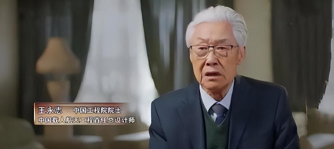1964年，钱学森在研发东风二号导弹时，发现射程不够，几乎所有人都建议要加更多的