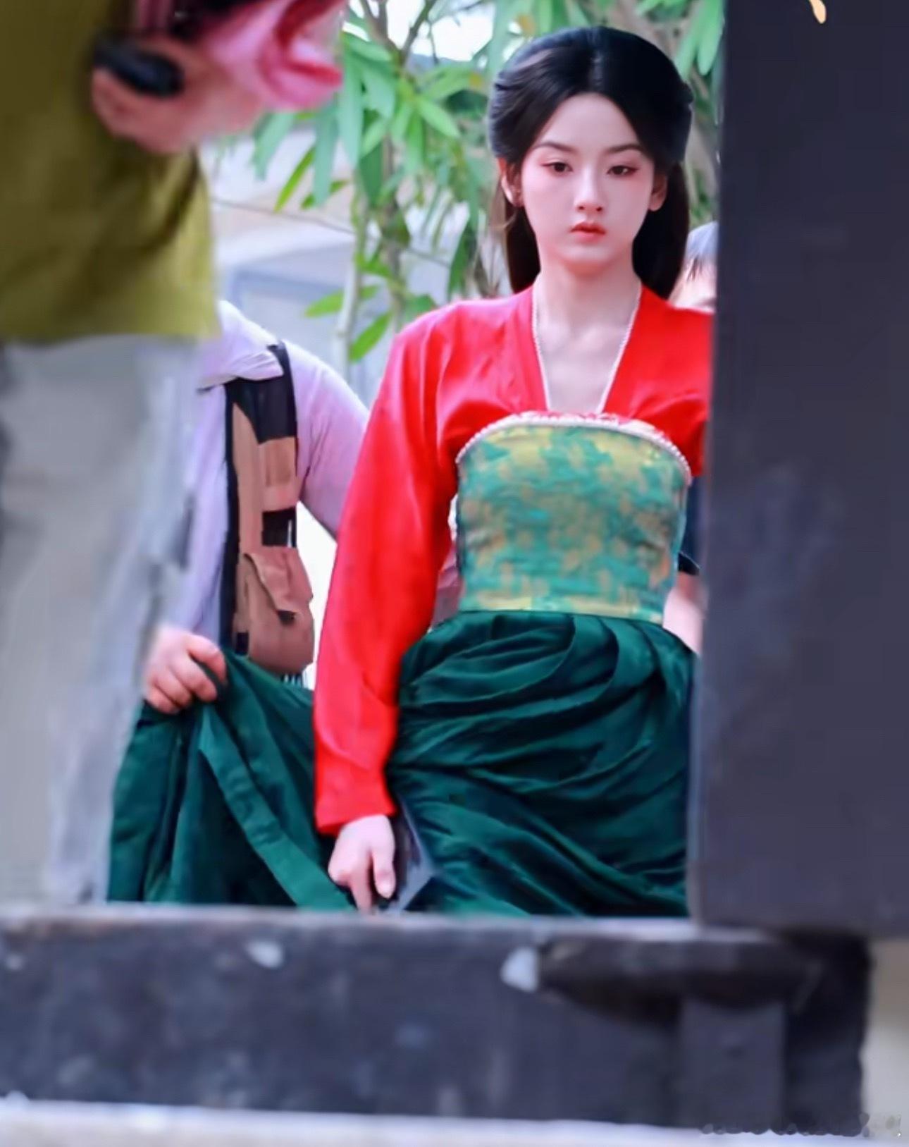 感觉宋祖儿已经累到失去表情管理，眼神都是懵的