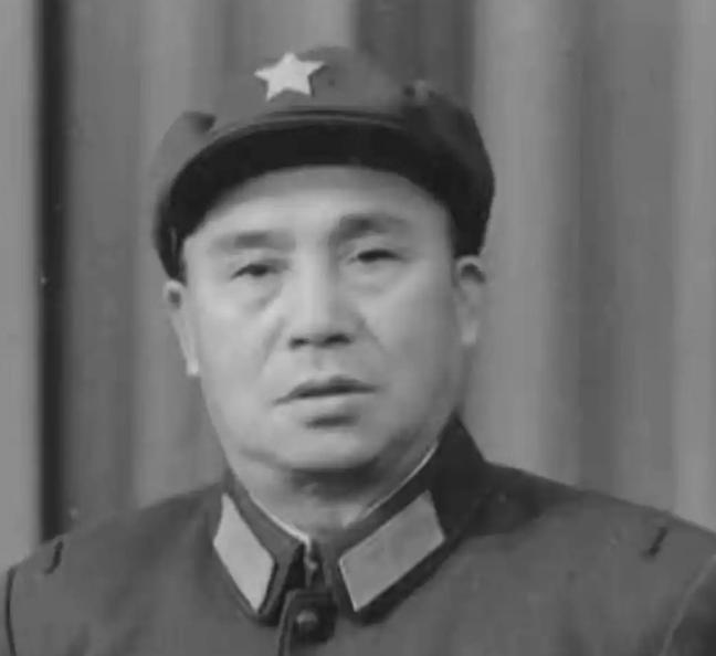 1947年，四野一位师长娶了牺牲战友的遗孀。新婚夜，他没碰新娘，反而对着她提了个
