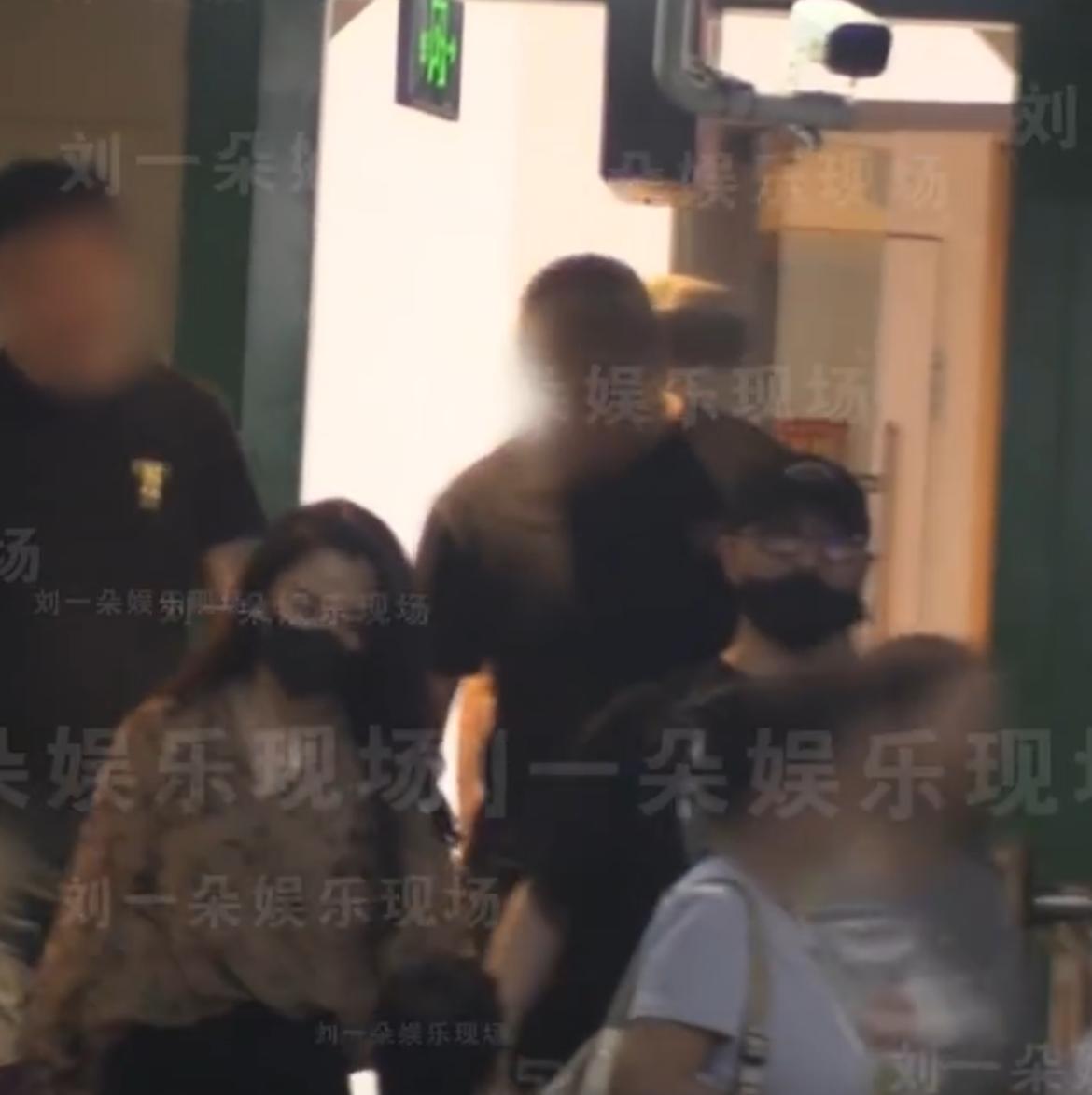 森林北与汪峰仍在一起“实锤”，两人带五个孩子外出一起过六一，这画面真的好温馨啊！