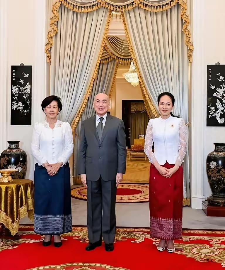 柬埔寨首相洪玛内的老婆不如拉那烈亲王的二王妃奥波拉王妃有礼貌。奥波拉王妃知道拉
