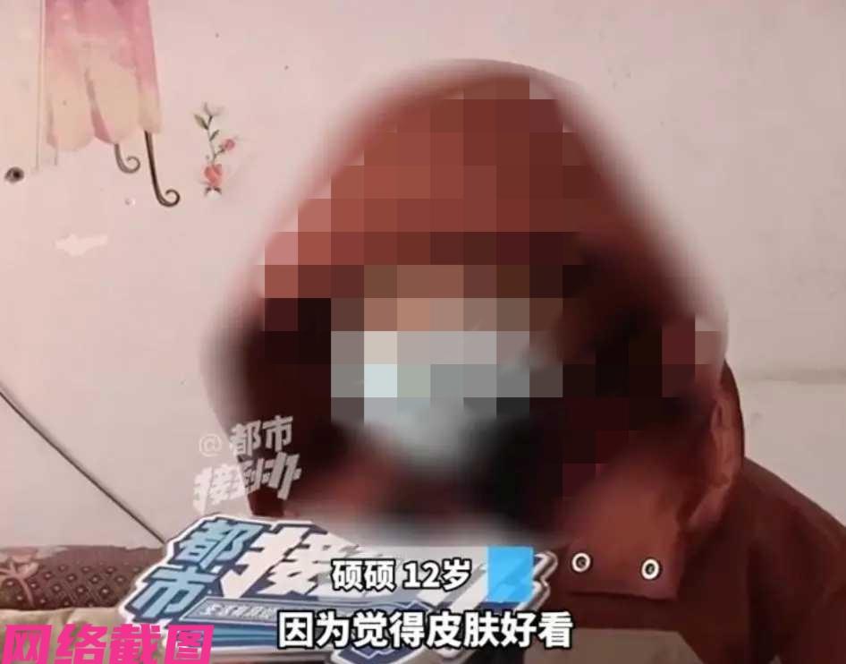 河南有家爷爷准备用银行卡时，却发现里面的金额不对，这让爷爷有点不知所措，忙去银行