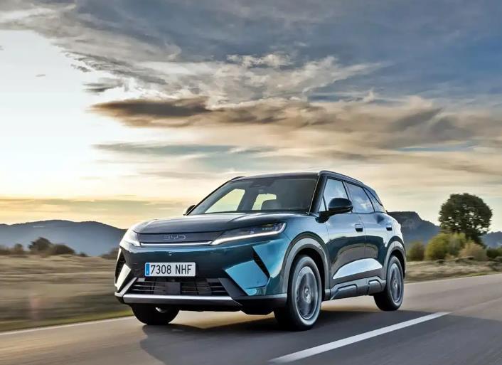 日前，我们从相关渠道获悉一组比亚迪海豚插电混动版车型测试谍照。该车是比亚迪首款专