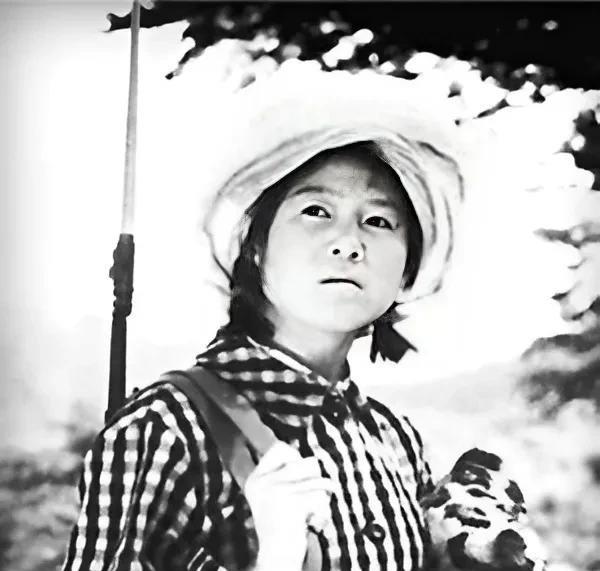 1975年3月，19岁女青年陈传香，正和生产队社员们在山上挖洋芋。人有三急，她就