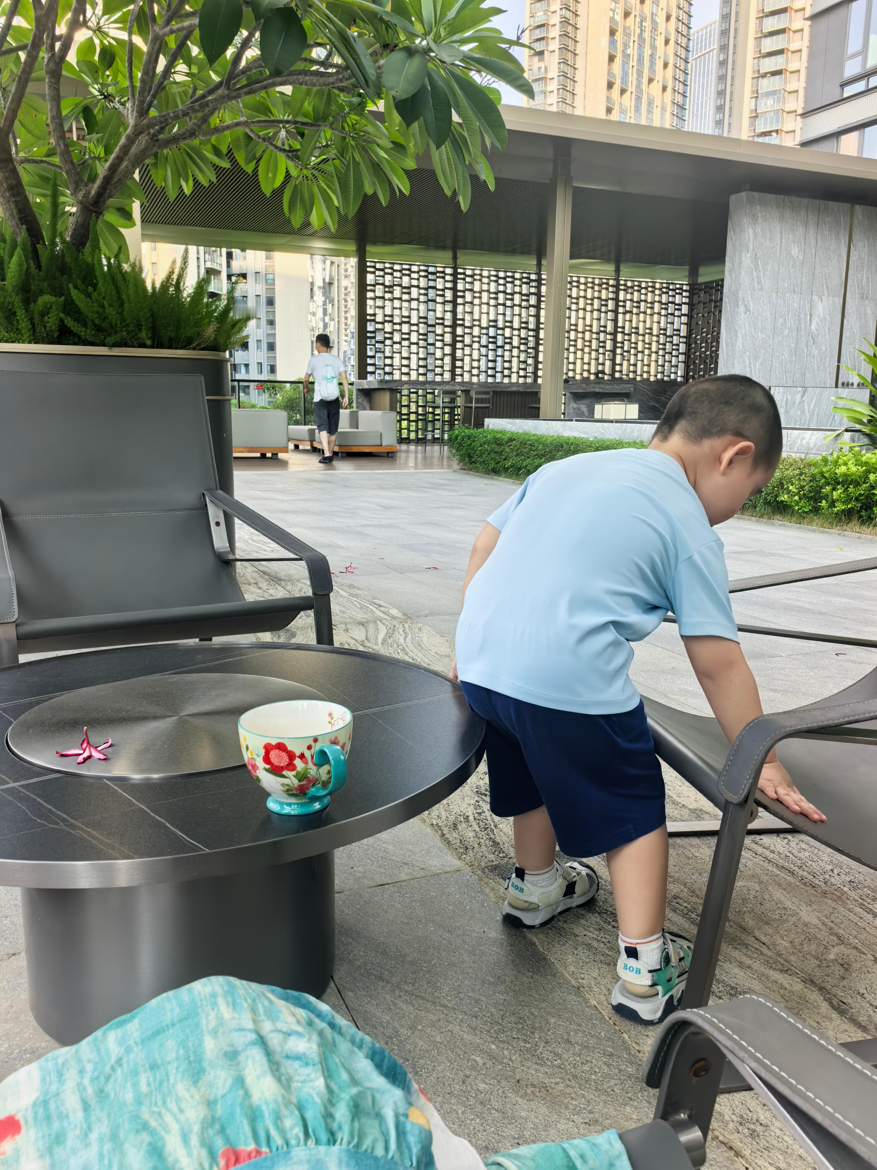 下午做了杯咖啡，屋里有点闷，于是端着下楼去小区的花园坐一会。物业在我的帮助下成功打开了楼下一直没人打