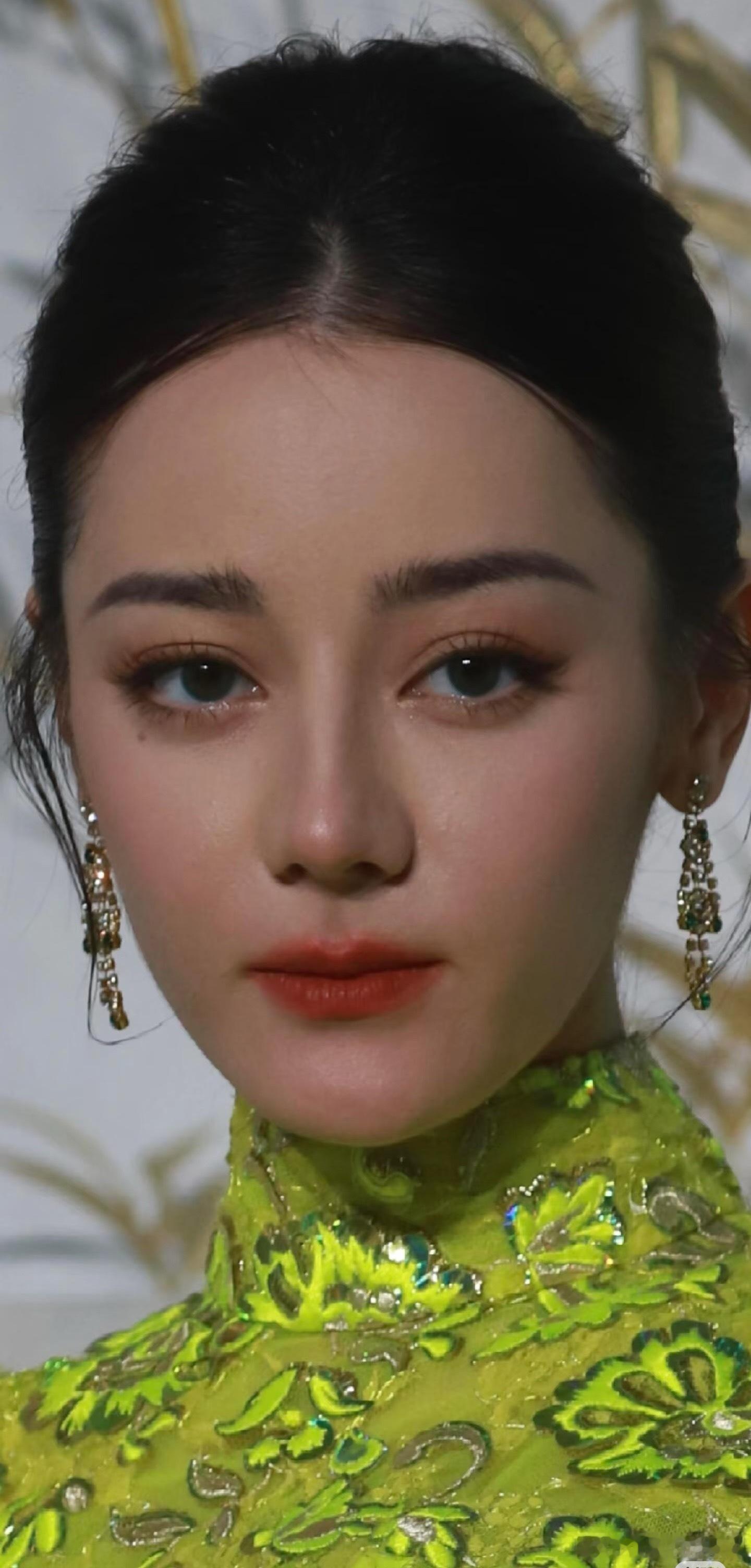 迪丽热巴原相机直出,这个图够生了吧😳都没打光滤镜