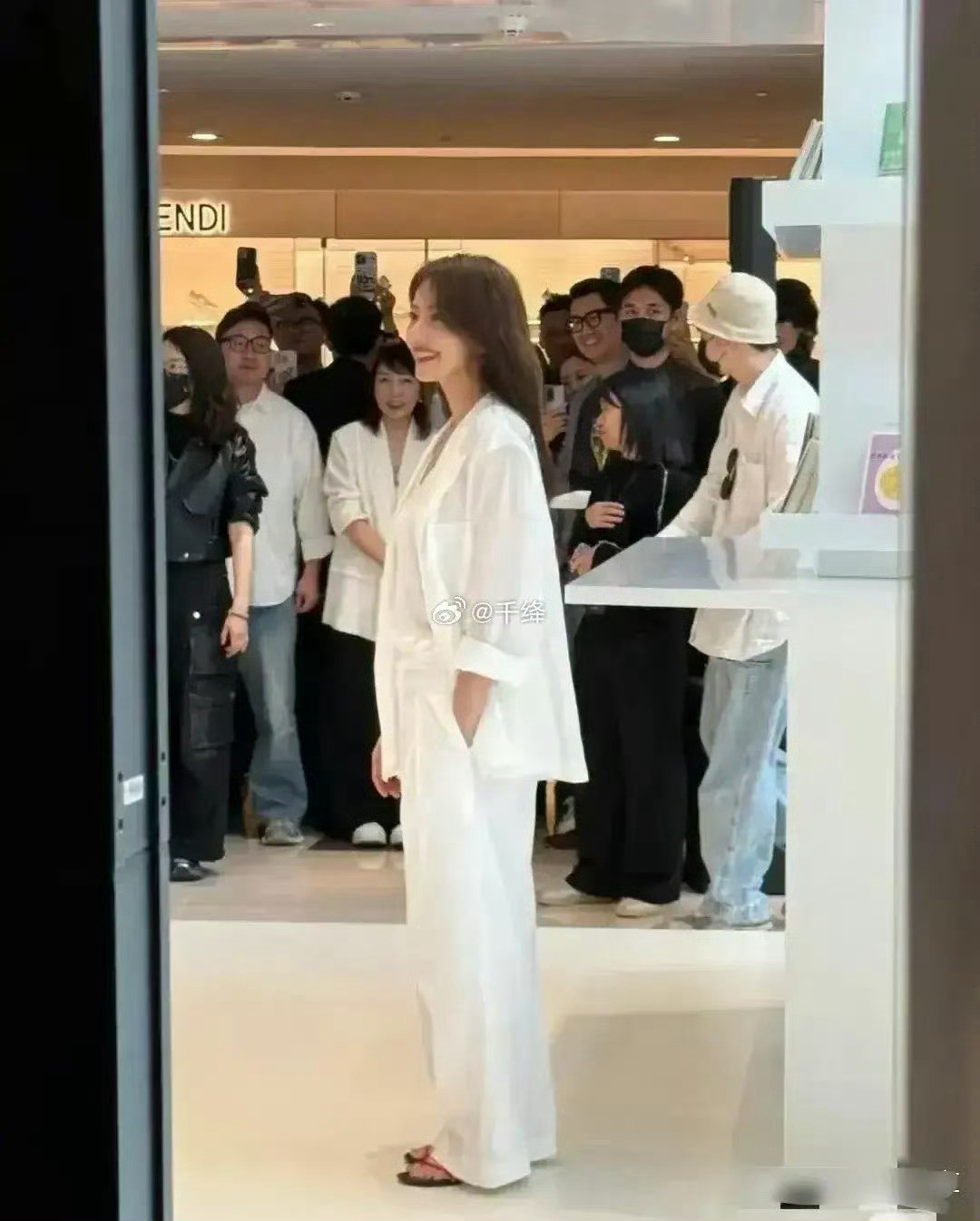 明星街拍&偶遇：各有各的亮眼范儿奚梦瑶和何猷君看NBA，她穿新中式搭配爱马仕包，