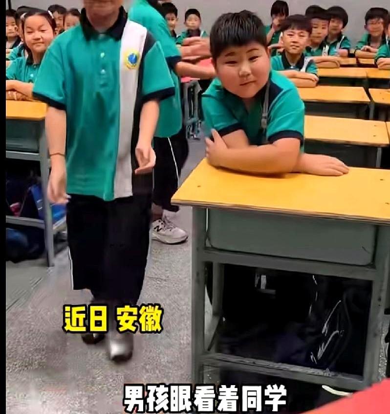 这孩子真可爱！老师在前面发奖状，他一直盯着看，等不到自己名字就委屈地掉眼泪。
