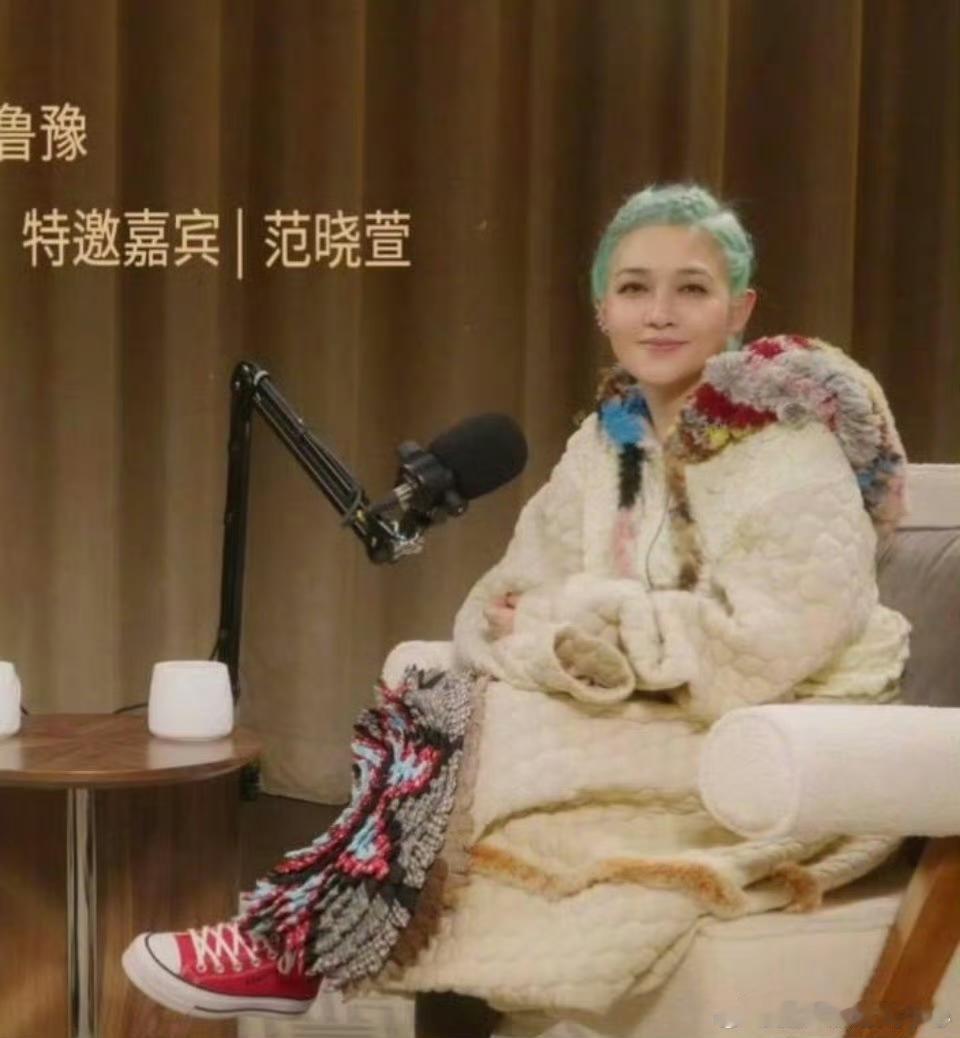 猛一看还以为是大S，范晓萱越来越像S姐妹了