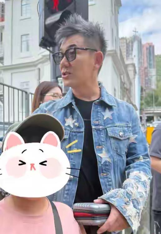 香港街头偶遇59岁任贤齐！头发花白仍穿厚牛仔衣，网友：这状态绝了！[比心]近日