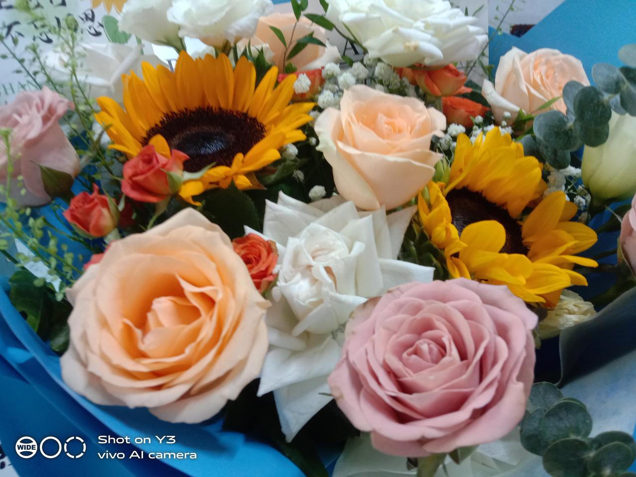教师节受到学校表彰，家长评选，学生评选，老师互评。选出师德师风先进。学校奖励