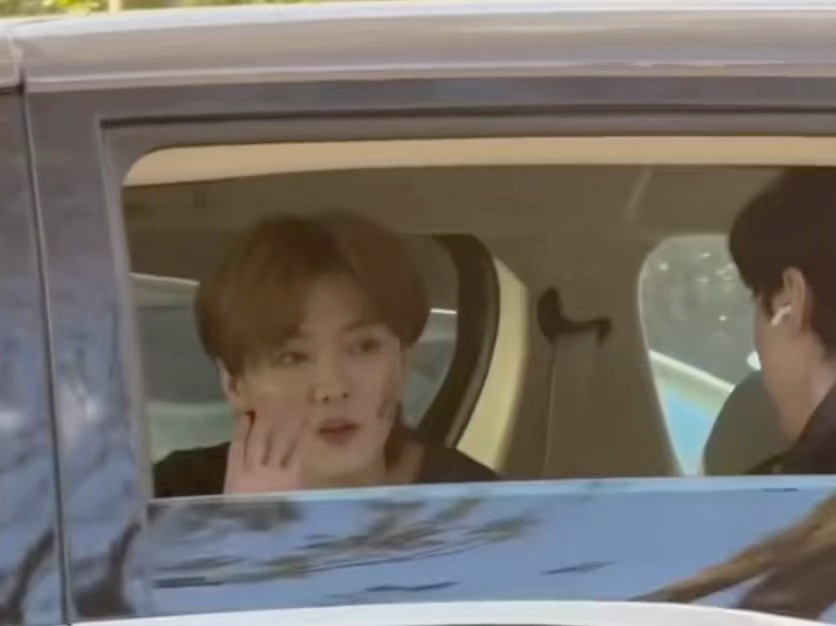 鹿晗小猫脸，状态真棒，好乖好嫩好帅啊！哥又重返20岁了是吧！脸真的好小，青春男大