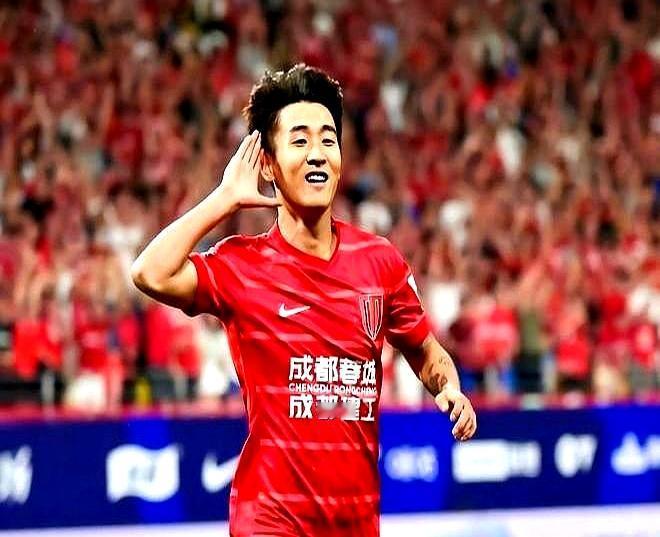 圣诞前夜，蓉城怕是要再加班。三个人的合同，像三条火绳，谁先烧到底，谁就炸