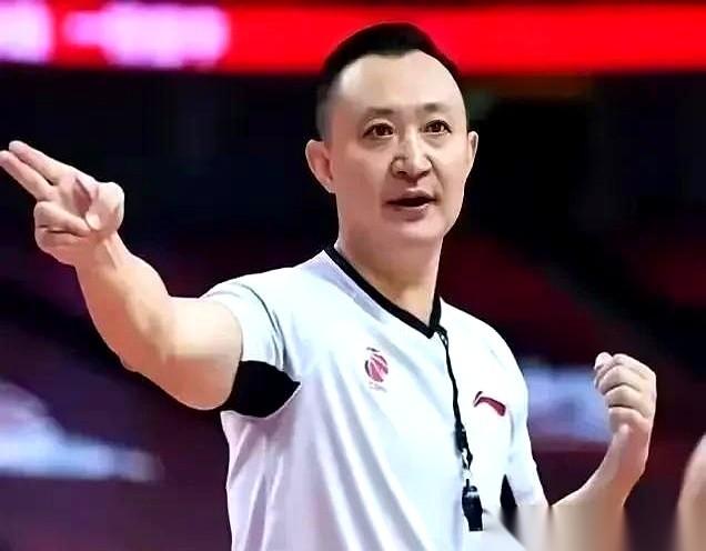 一下子就给我整不会了。国际篮联那边的大考，咱们22个裁判没过。资格，给撸了。