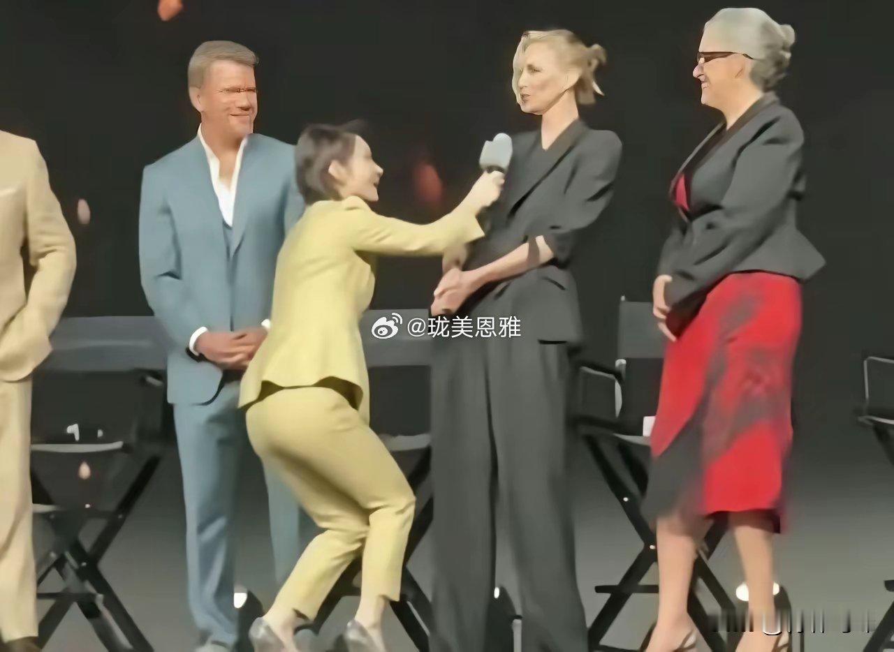 最近，董卿的旧照因为上海某主持人给老外的递麦姿势火了