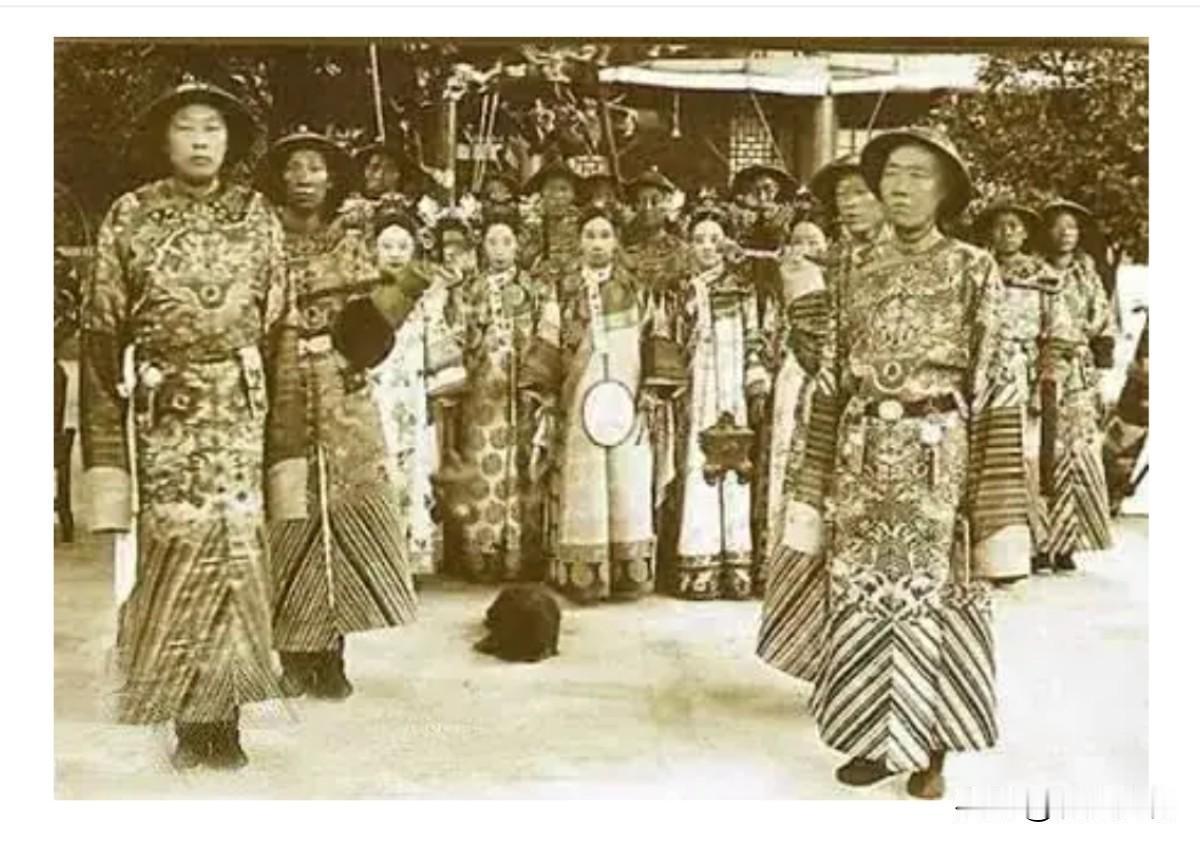 时间回到1966年夏天，赵广智和几名老师挖开了六一中学那座李莲英墓。赵广智亲手撬