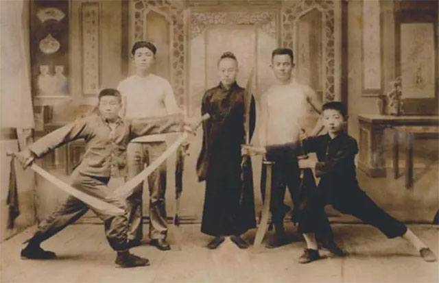 1938年，道士毕云路过日军哨卡，因没有向日军鞠躬，当场被打了个半死，他大怒，伤