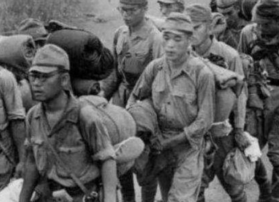 二战日军为啥走到哪都背个“小书包”？拼刺刀都不肯扔，真相藏在装备里二战战场