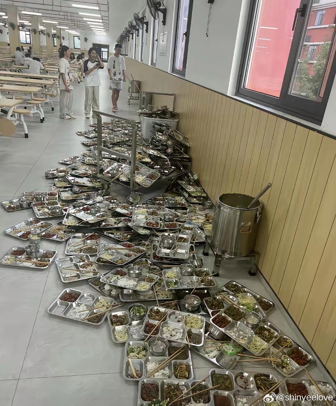 学校食堂这一幕，看得让人心里有些不舒服啊。​​​