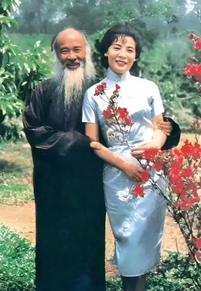 1922年，15岁的黄凝素与张大千结婚，相伴25年生了8个孩子。没想到，就在她把