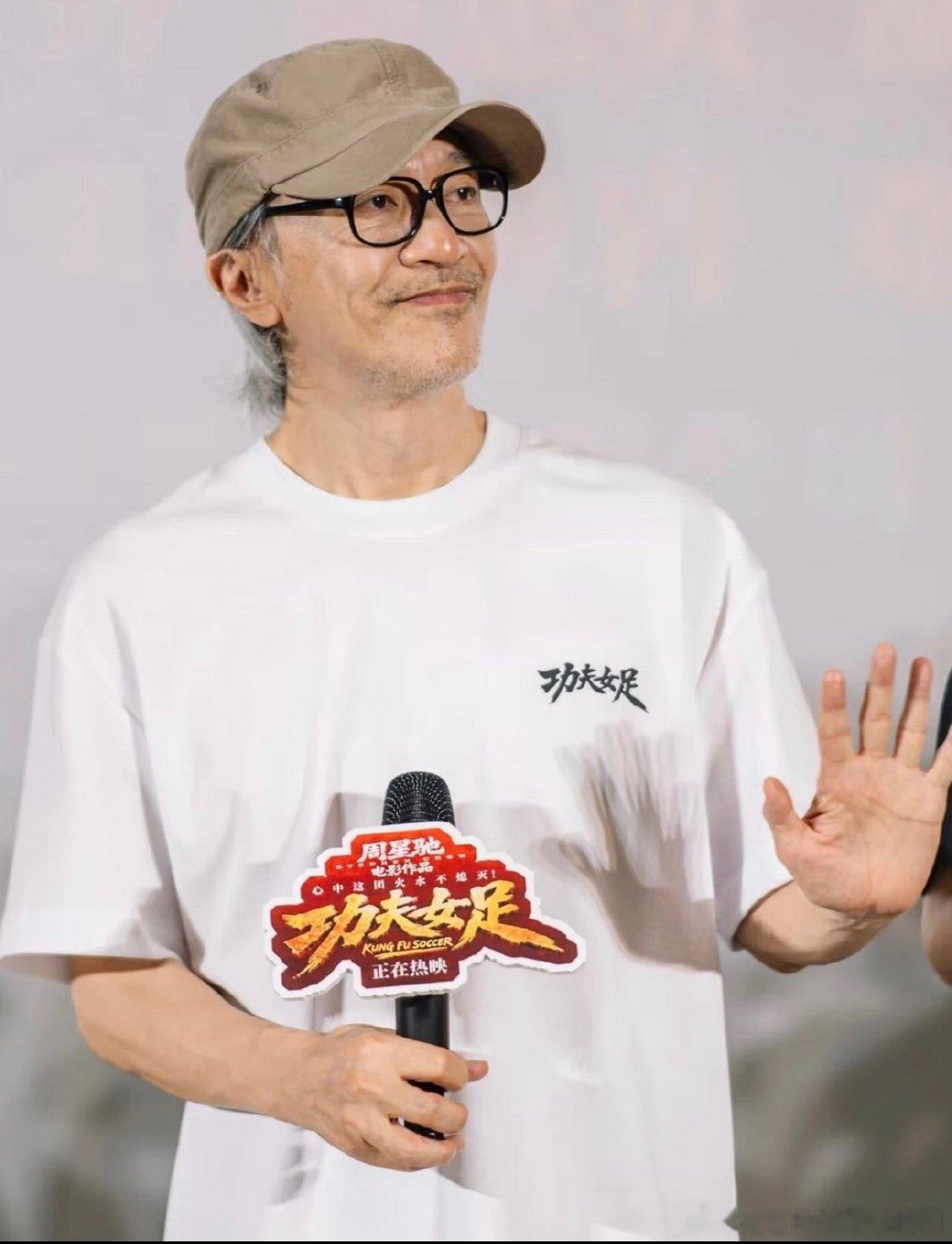 周星驰剧组盒饭天花板因为淋过雨，更懂底层的不易！星爷的《功夫女足》剧组，把尊重写