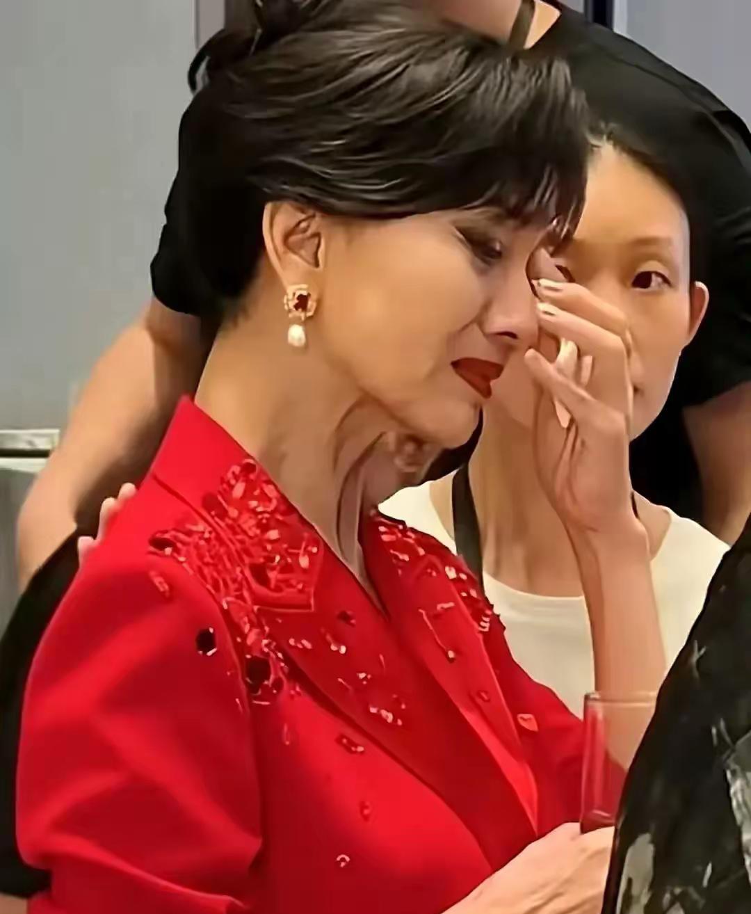 【72岁赵雅芝演唱会哽咽：白娘子也有撑不住的时刻】[比心][比心]7月23日苏