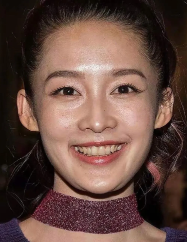 李沁的原相机生图太震撼了，看牙齿就知道真实的不能再真实了，脸上的瑕疵纹路都清晰