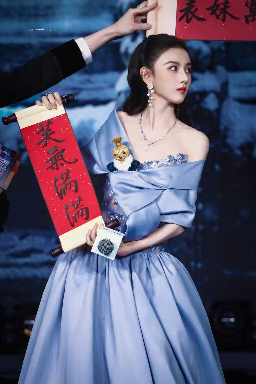 宋祖儿最新活动！一袭“蓝色V型梦幻长裙”，比洋娃娃还要美