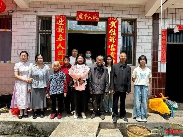太巧了！四川，雍先生刷手机看到视频里有位女性和自己老婆长得很像，拿给老婆一看，老