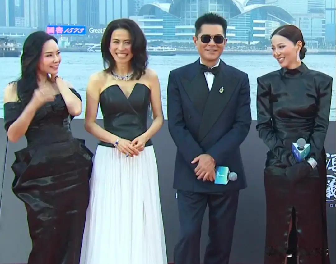 这俩的友情是真嗑，不是亲人胜似亲人，风风雨雨相伴走了几十年。至今，两人都年过半百