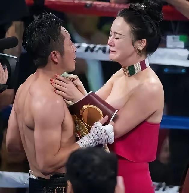 很多人记得那个经典画面：邹市明满脸是伤坐在台上，冉莹颖踩着高跟鞋、化着浓妆冲