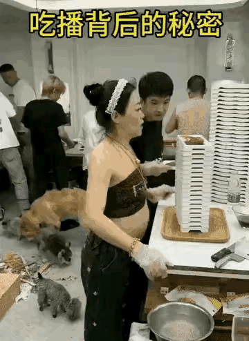 这些吃播在表演的时候，镜头里看到的画面和镜头后的画面是完全不一样的，可是有些人偏