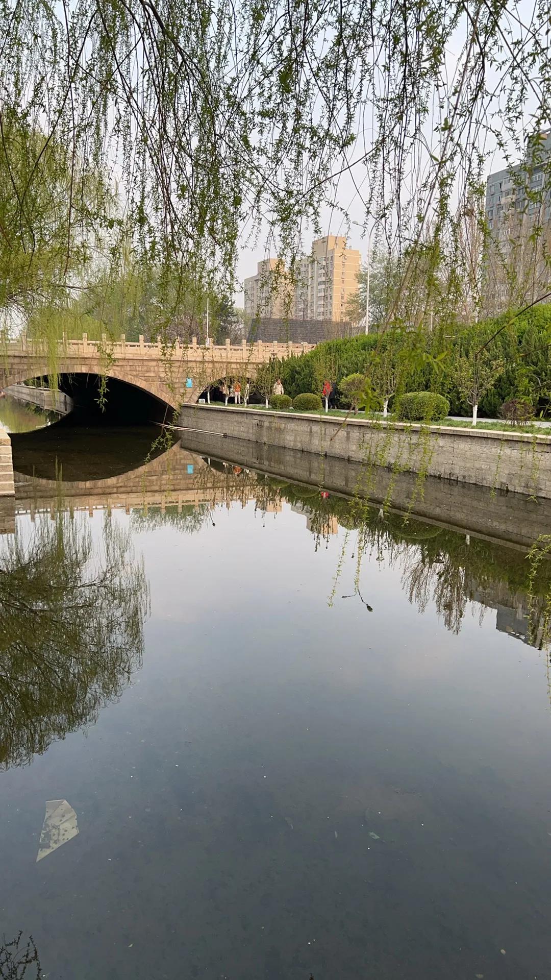 女人更年期的时候是脆弱的，当女人四十五左右的时候进入到围经期，现在医学讲从开始到