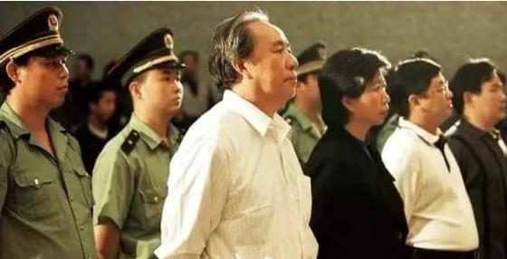 服刑18年的“中国首富”牟其中，8年前终于刑满释放，谁料在监狱门口迎接他的女人并
