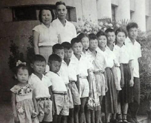 1961年，开国中将吴信泉与他的妻子和12个孩子，一起拍下了这张全家福，吴将军一