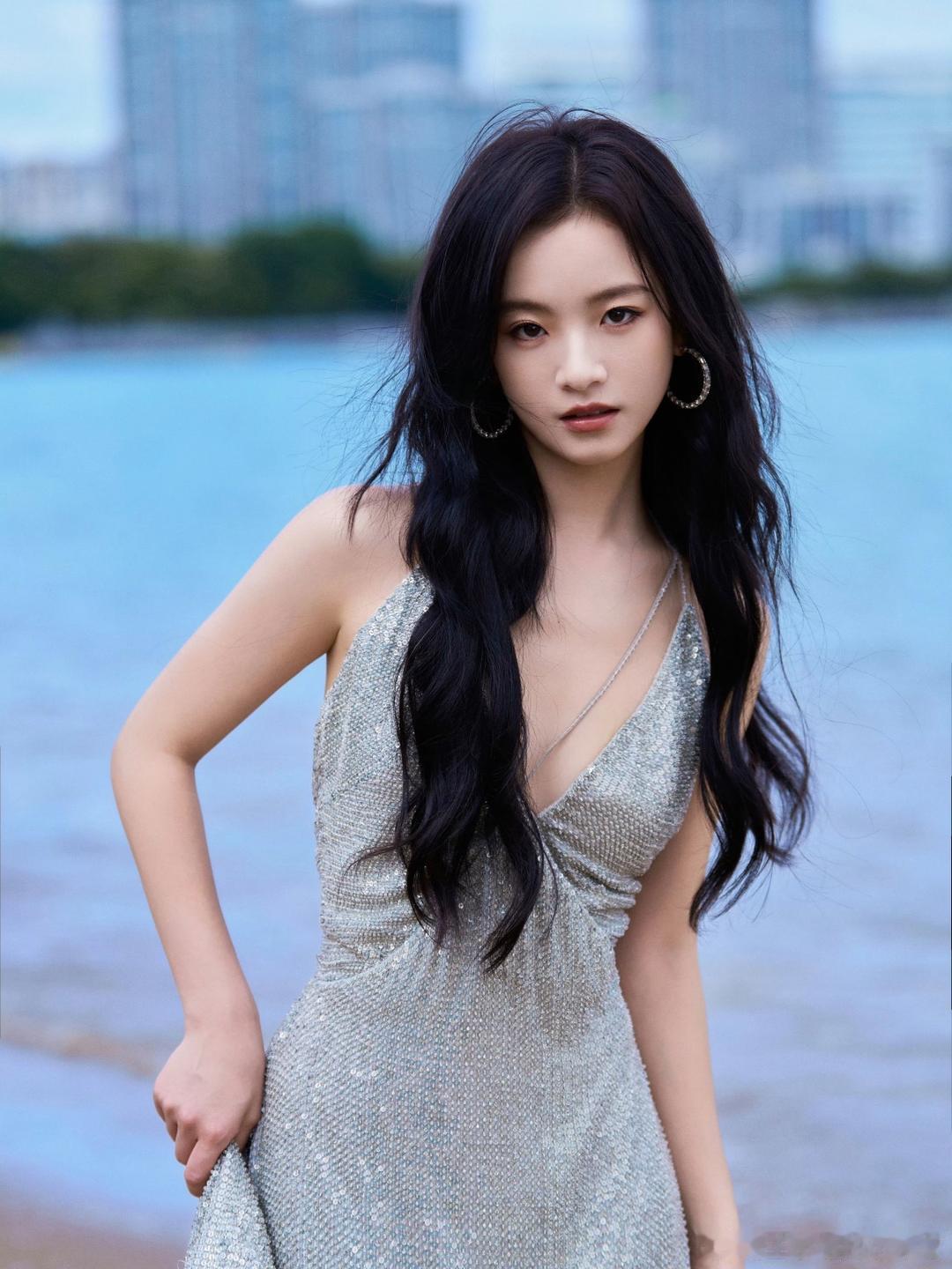 1.李庚希当初拿下影后，背后有资本助推，是想复刻周冬雨的崛起路线。2.不出意