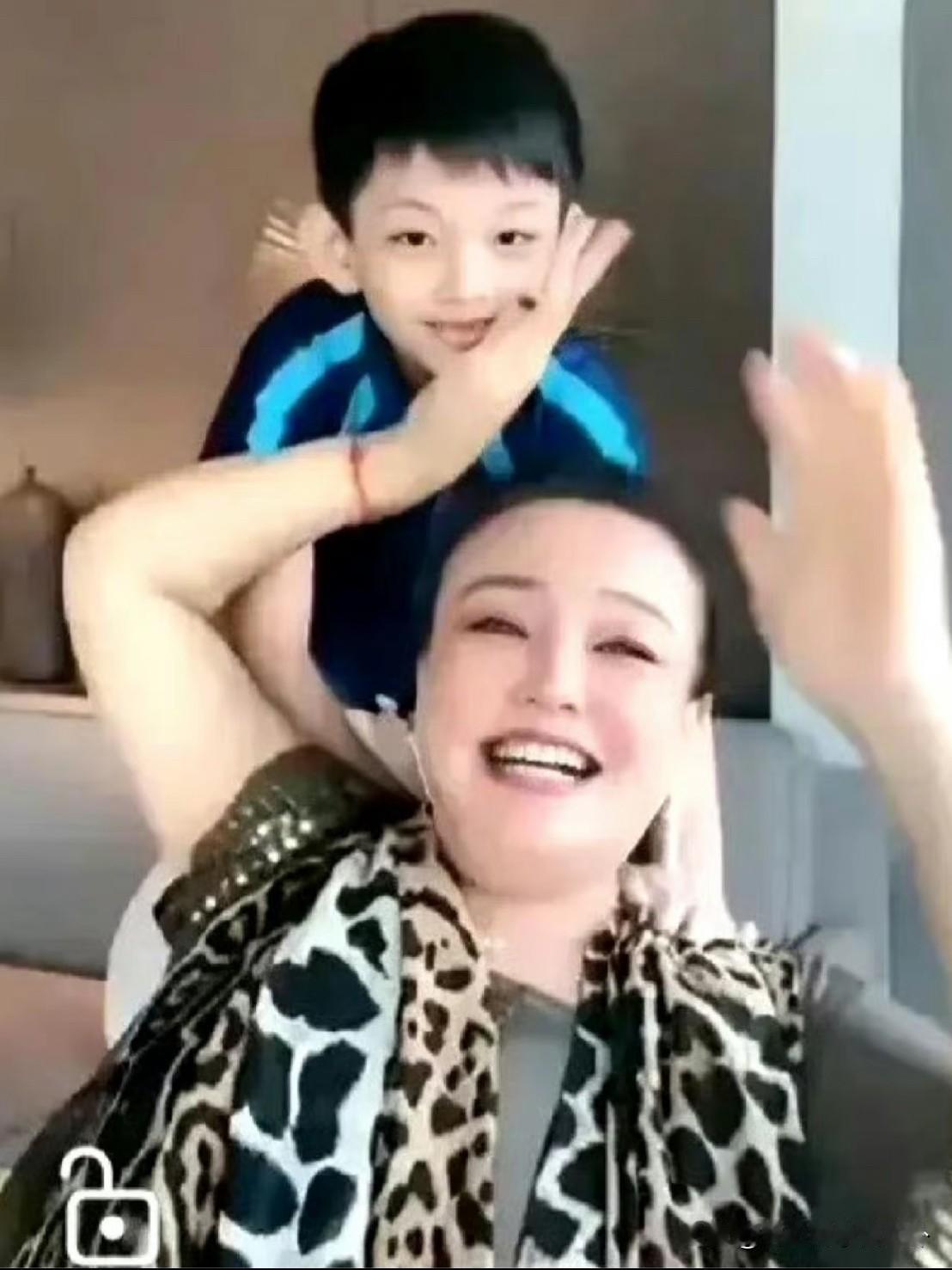 可惜，大s永远不会知道了，到最后，护着她两个孩子的婆婆张兰。马筱梅生完孩子