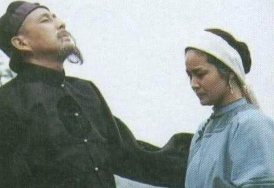 1885年，胡雪岩弥留之际，对九姨太说：“我死后会有一个戴铁帽的人来参加葬礼