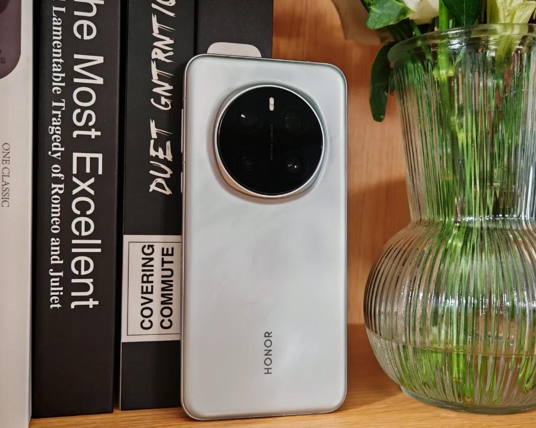 刀锋已至，荣耀祭出绝杀。这波荣耀Magic7Pro顶配狂砍2060元，从619