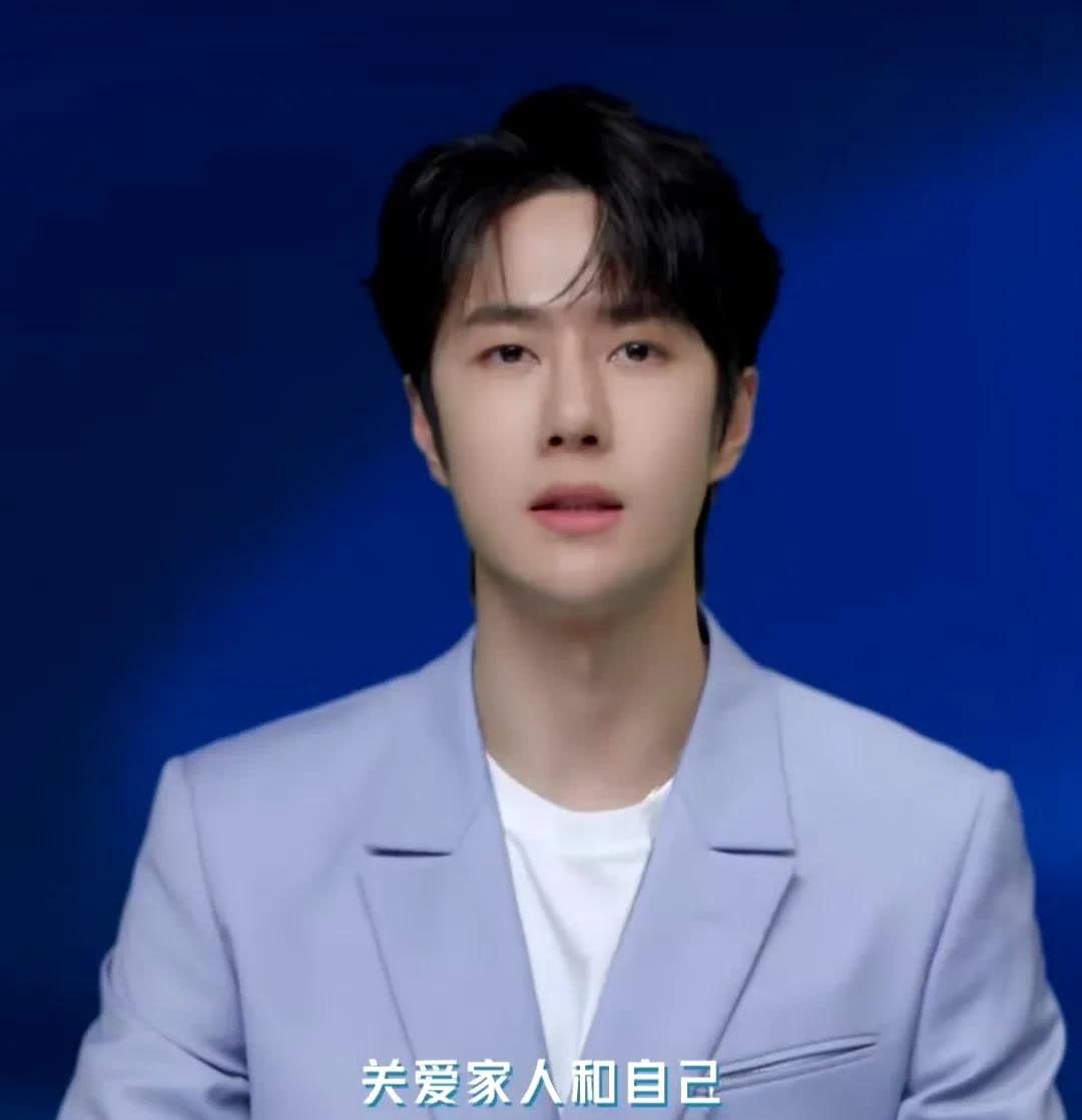 王一博昨晚半夜就开工了。就在我们睡觉💤的时候，不知道他做了什么挑战，是不是