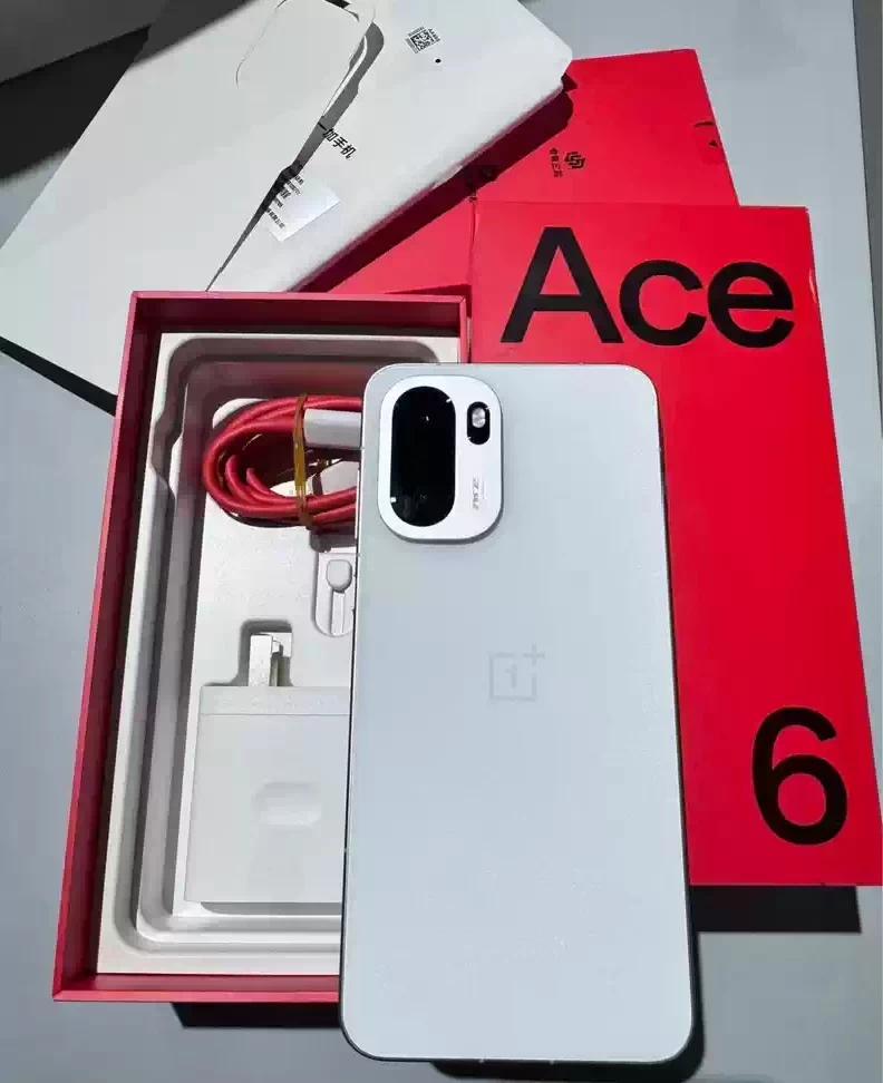 一加Ace6快递到了，送货还挺快的，快银配色质感比我预期的要好一些，看着不会太