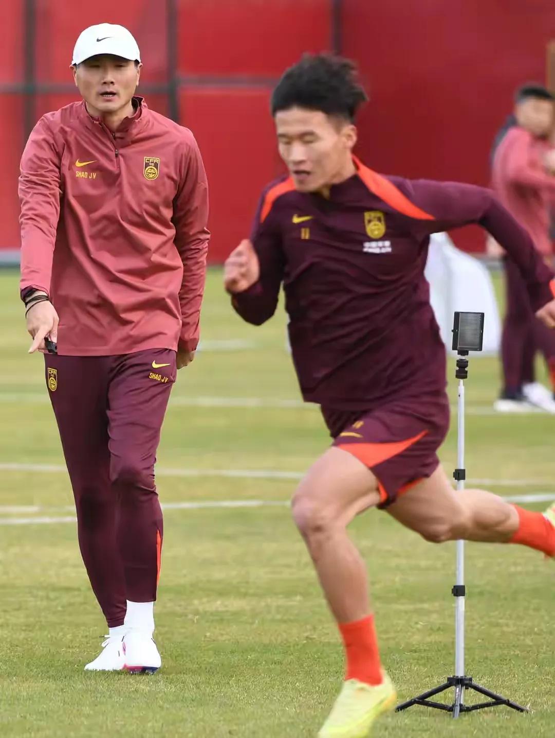 邵佳一还是对青岛西海岸比较关心，中超首轮比赛邵佳一专门现场观看了浙江队对青岛西海